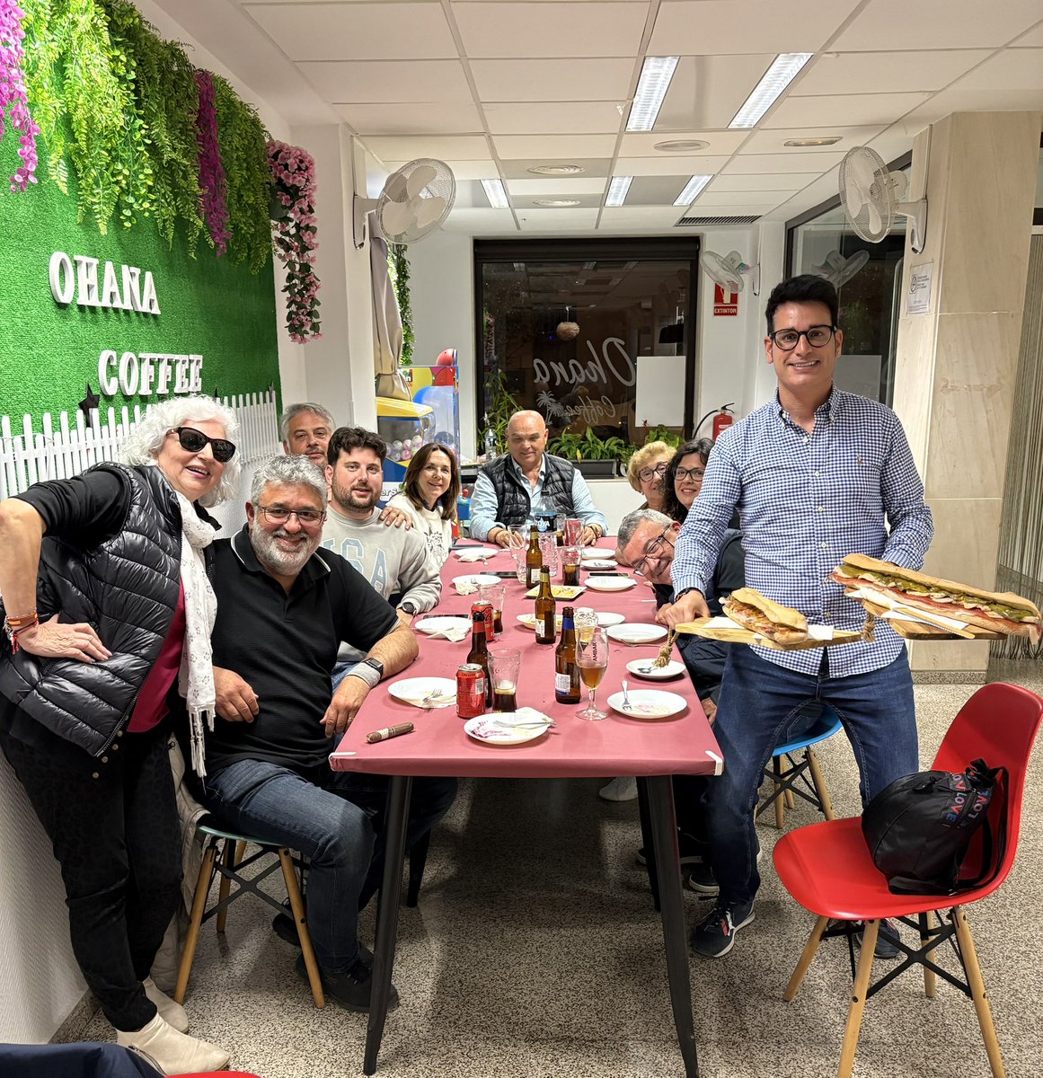 Després del ple 🏛️, regidors i militants del PP d’ #AlbalatdelsSorells han sopat a la cafeteria Ohana 🍽️, coneguda per la seua gran varietat de tapes i entrepans 🥪. Us recomanem especialment la brascada 🔥 i el serranito 😋