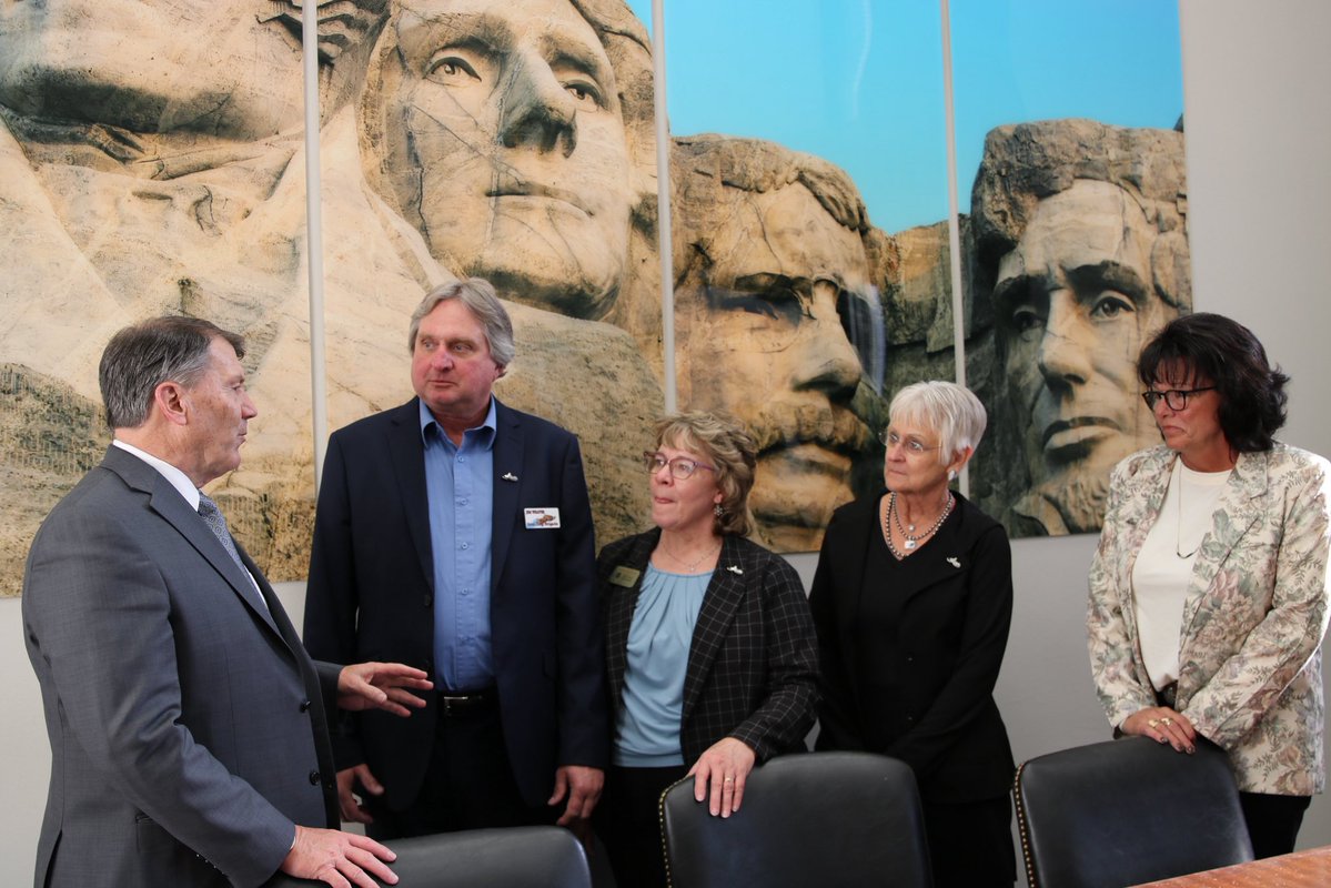 Senator Mike Rounds tweet media