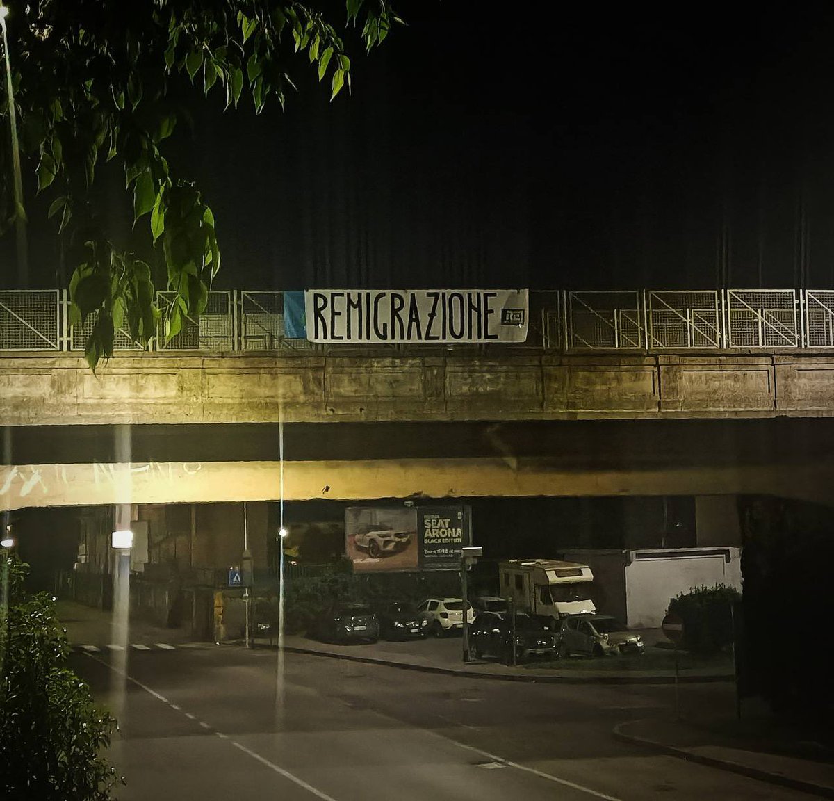📍Ieri sera a Lecco un nuovo striscione con la scritta “Remigrazione” è apparso alle porte della città.

Lecco e provincia in questi anni subiscono un notevole aumento della popolazione straniera e dei ricongiungimenti familiari (pari al +47,4%).

L'aumento dell'immigrazione