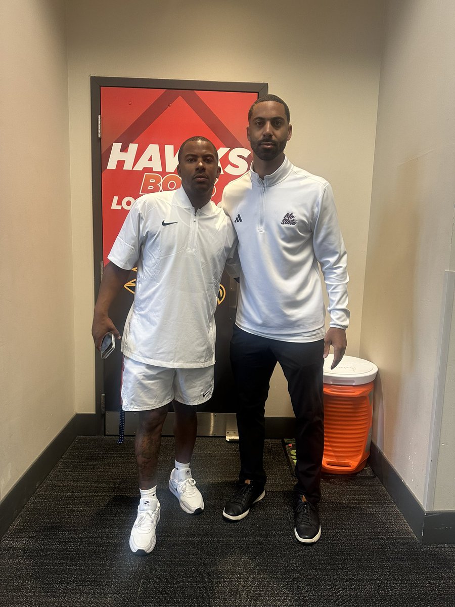 JBonney_4's tweet photo. 📍Lift for Lift Academy - Big shoutout to @tony_woolfolk for showing love. Program is in great hands! https://t.co/nTVHo5wAkT