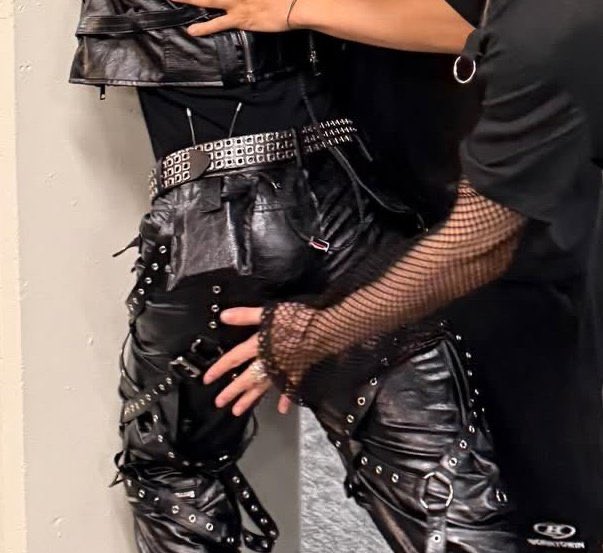 OMEKTHGA's tweet photo. THE WAIST                                       THE BELT https://t.co/V9Lb25tkBh