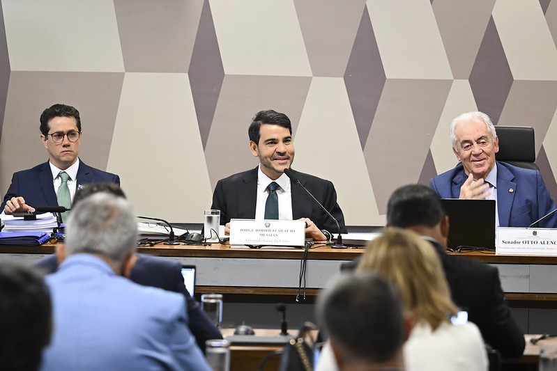 g1's tweet image. Comissão do Senado aprova por Jorge Messias para o STF por 16 a 11; decisão final cabe ao plenário da Casa  #g1 glo.bo/roqquob