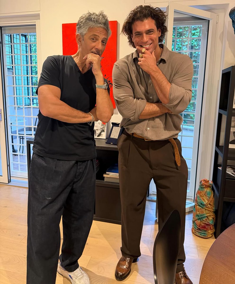 maria1010yo's tweet image. Hoy es día de fiesta, de celebrar. 🥳 🎉 
#Bro 🤓, fusión comida italoturca y amigos del mundo del espectáculo italiano. 🥰
#CanYaman 🥂