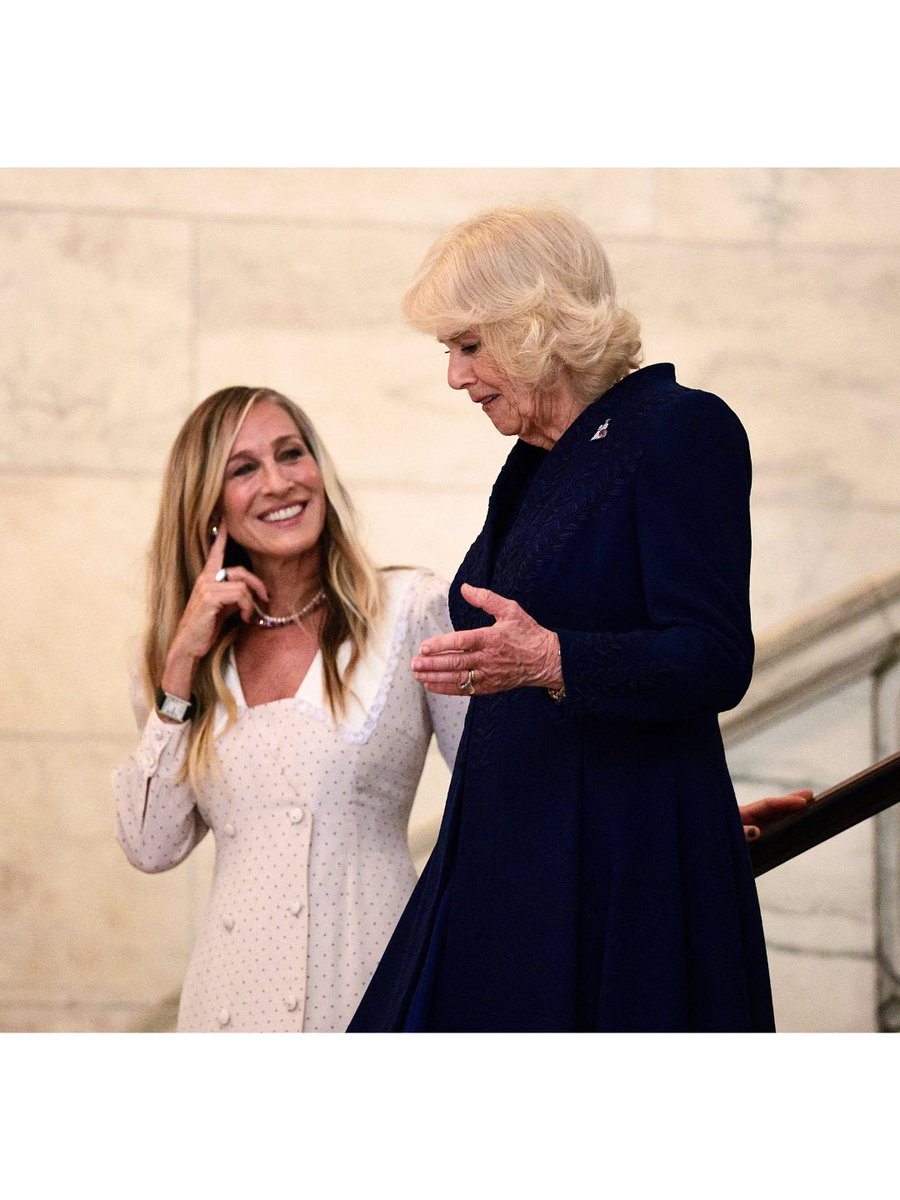 HELLOmagIndia's tweet image. On the iconic steps of the #NewYorkPublicLibrary, #SarahJessicaParker returns—this time drama-free—joined by #HM #QueenCamilla to support her charity, The Queen’s Reading Room. #HELLOIndia #HELLOMagazine #NYPL #SJP @nypl @SJP