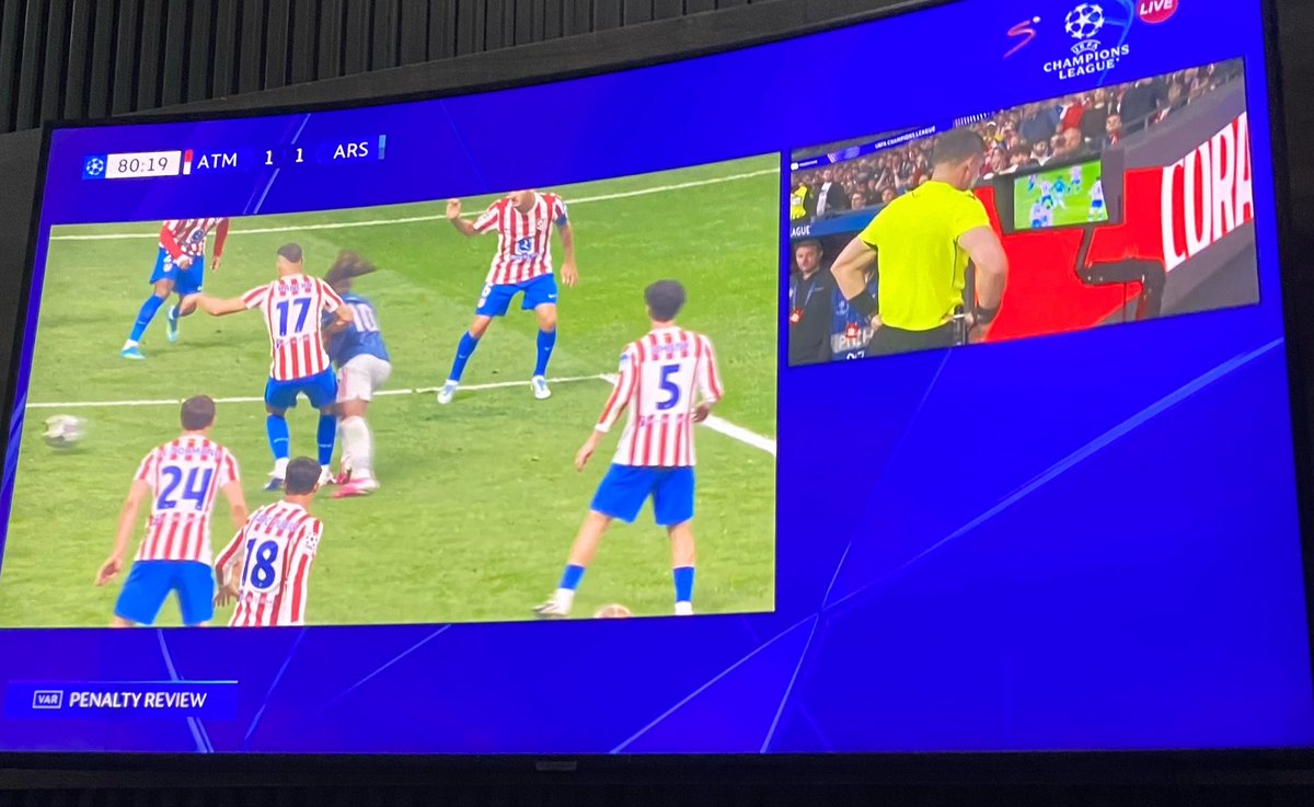 RovatelSports's tweet image. Arsenal were given a plenty but VAR turned it down

#COYG #Deco #Diaz 
#CFCW #UCL