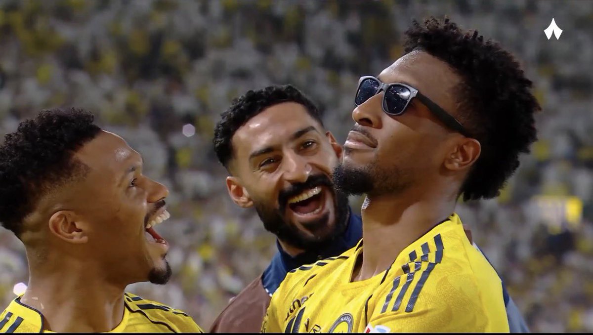 silent7___'s tweet photo. احلى احتفاليه بالموسم 💛🕶️🪂 https://t.co/KAbuCQONwD