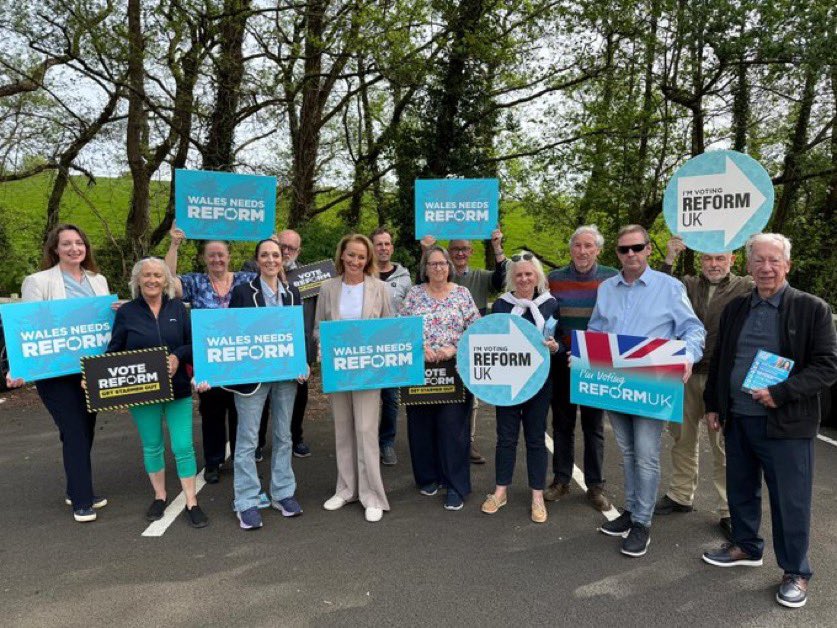 ReformDaily_'s tweet image. 🚪 Art Wright out in Newport with Sarah Pochin

Taking the campaign message to the streets - strong day engaging with residents

Wales needs the M4 relief road to unlock investment &amp;amp; growth 

#ReformUK #Newport #Infrastructure [@Art93229Art @SarahForRuncorn]