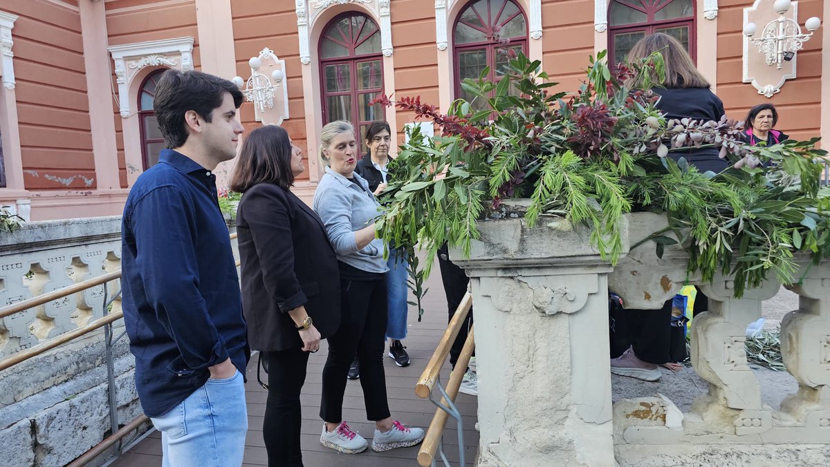 Vox_CiudadReal's tweet photo. Fátima de la Flor e @imoram14  han visitado los jardines del Antiguo Casino de Ciudad Real para conocer los trabajos de elaboración de la Cruz de Mayo de la Asociación Cultural de Dulcineas y Damas Manchegas
Defender nuestras tradiciones🌺 https://t.co/Eygw1E0t4K