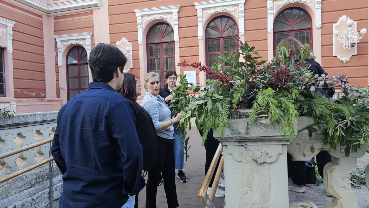 Vox_CiudadReal's tweet photo. Fátima de la Flor e @imoram14  han visitado los jardines del Antiguo Casino de Ciudad Real para conocer los trabajos de elaboración de la Cruz de Mayo de la Asociación Cultural de Dulcineas y Damas Manchegas
Defender nuestras tradiciones🌺 https://t.co/Eygw1E0t4K