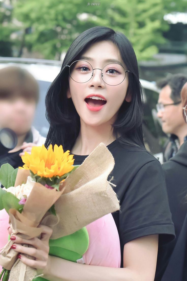 roseblve's tweet photo. 🌻⋆.ೃ࿔* #jiu #지유 https://t.co/4hDcHVMc52