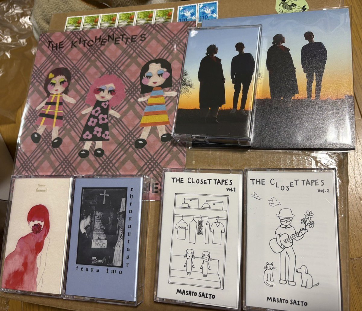 GalaxyTrainTape's tweet photo. 冬のオリンピックをフランシス・レイの音楽とともに描いた名作映画、「白い恋人たち／グルノーブルの１３日」で知られる
1968年冬季オリンピック会場フランス🇫🇷グルノーブルに発送
Pocopen + Nishiwaki 
The Kitchenettes
Menow 
Texas Two
Masato Saito https://t.co/qwBf1saZZu