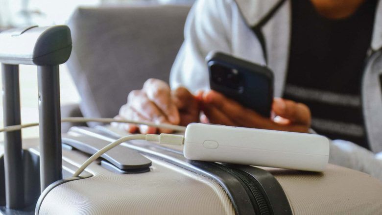 realcesites's tweet photo. ONU restringe power banks e proíbe recarga a bordo em aviões https://t.co/6HrfieJyhN https://t.co/RXeOAJsR8E