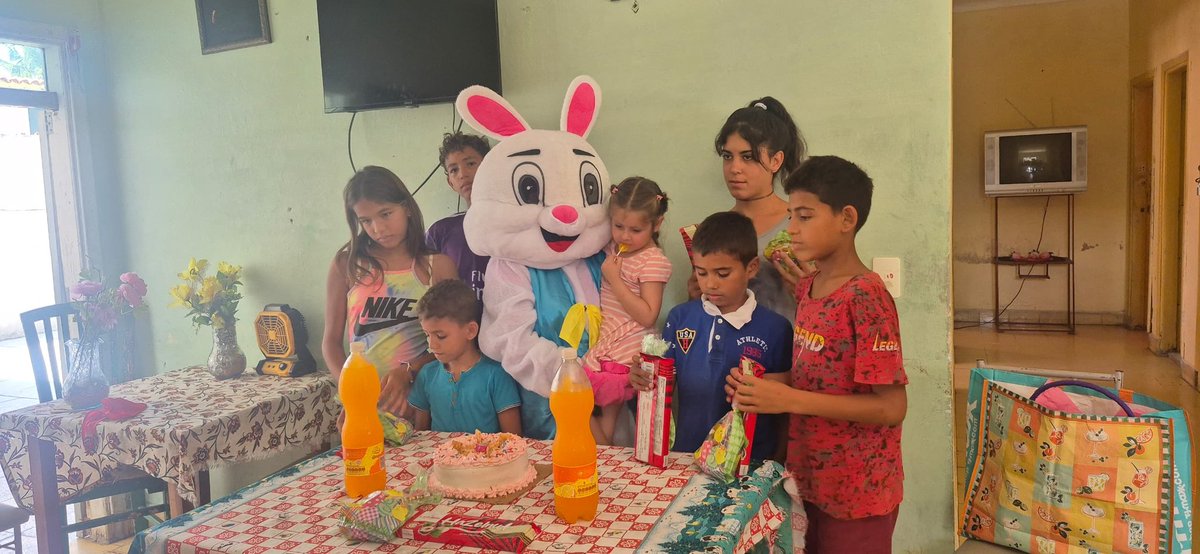Dir_Avihol's tweet photo. Hay momentos especiales y hoy fue uno de ellos. El Consejo de Dirección de la Empresa Avicola de #HolguinSi visita el Hogar de Niños Sin Amparo Filial No. 4. Con #HonorHolguinero nos convertimos en parte de su familia desde este momento. Formaremos parte de ellos ahora. https://t.co/oO9K2QC9gH