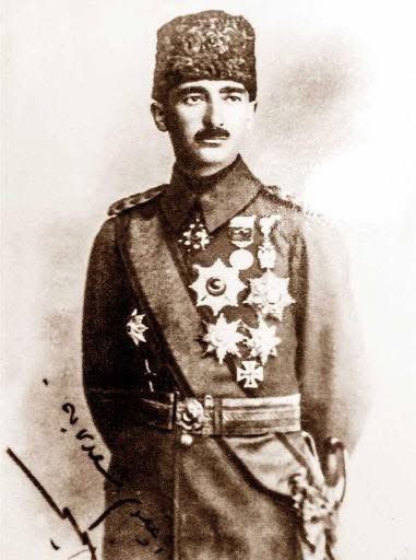25Koroglu's tweet photo. 135 yıldır hiçbir orduya karşı esir vermeyen İngiliz Kuvvetleri Kutü’l-Amare'de teslim oldu! (29 Nisan 1916)

Halil Paşa'nın Ordusuna Zafer Mesajı: "Bugün Türklere şân, İngilizlere kara meydân..."

#KutülAmare zaferinin 110. Yıldönümünde tüm şehitlerimizi rahmet ve minnetle anıyorum.