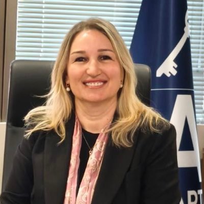 HaberMOD's tweet photo. Lütfü Türkkan’ın Anahtar Parti sözlerine Nihal Ağca’dan sert yanıt

Lütfü Türkkan’ın Anahtar Parti hakkında yaptığı açıklamalara, Anahtar Parti Genel Sekreteri Nihal Ağca sert tepki gösterdi.

Naz Yavuzarslan’ın programına konuk olan İYİ Parti Kocaeli Milletvekili Lütfü Türkkan, Anahtar Parti’nin “şartlar ne olursa olsun ikinci bir Sinan Oğan vakası olacağını garanti edebileceğini” söyledi. Türkkan ayrıca partinin kısa sürede 81 ilde teşkilatlanmasına işaret ederek finansmanına ilişkin soru işaretleri bulunduğunu öne sürdü.

“Ben parti kuran bir adamım. Birdenbire 81 ilde teşkilatlanmak ciddi bir kaynak gerektirir. Paranın kaynağını açıklarlarsa kendilerinden özür dileyeceğim” diyen Türkkan’ın sözleri siyasi tartışma yarattı.

Türkkan’ın açıklamalarına yanıt, Anahtar Parti Genel Sekreteri Nihal Ağca’dan geldi. X hesabından paylaşım yapan Ağca, söz konusu ifadelerin “kasıtlı” olduğunu savunarak, soruların özellikle yönlendirildiğini öne sürdü.

Ağca, açıklamasında parti lideri Yavuz Ağıralioğlu’nın millet nezdindeki itibarını hedef alan “basit kıskançlıklar, boş laflar ve kuru iftiralarla” karşı karşıya olunduğunu söyledi.

Parti teşkilatlarının halkın desteğiyle kurulduğunu vurgulayan Ağca, “Her bir teşkilatımız milletimizin inancıyla, emeğiyle, alın teriyle kurulmuştur. Aksini iddia eden dümdüz yalancıdır” ifadelerini kullandı.

“Alın terinin ne demek olduğunu bilmeyenler emeğe saygı duymayı da bilmezler. Yakışmıyor, çok yazık” diyen Ağca, Türkkan’ın finansman iddialarına doğrudan yanıt verdi.

Türkkan’ın çıkışı ve Anahtar Parti’den gelen sert karşılık yeni bir polemiği beraberinde getirdi.