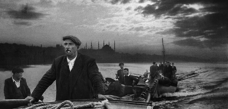 mustafabbozkurt's tweet photo. Ara Güler tartışılıyor. 

Bir defa hiçbir zaman kendini fotoğraf sanatçısı olarak görmedi, yaptığı işe de sanat demedi. Foto-Muhabirdi ve bu işte çok iyiydi. Çektiği fotoğraflar , tarihi kaydeden tablolar gibiydi. Kumkapı Balıkçılarını kaydettiği serisi bile başlı başına yeter.

Kenara çekilip yaptığı işlere bakarsanız takdirden başka bir şey gelmez elinizden. Ancak put kırma zevkini almak için sallıyorsunuz bence arkadaşlar. Küçültülecek, tahfif edilecek, hele ele "eline yok zamanda fotoğraf makinesi aldı, koyunun olmadığı yerde Abdurrahman Çelebi oldu" gibilerinden sallanacak biri olmadığı açık. 

Toprağı bol olsun...