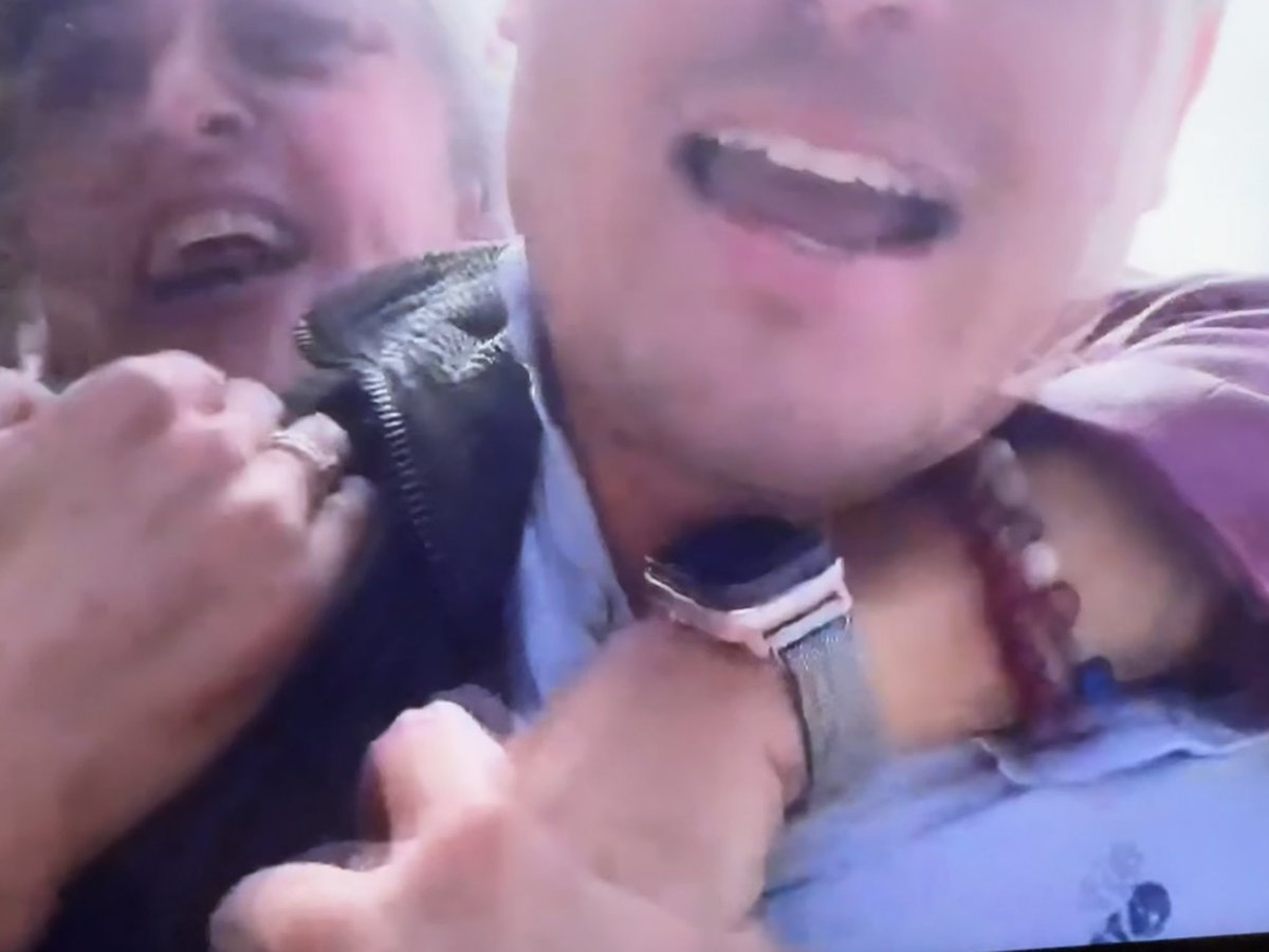 A mí una charo viene a tocarme como viene esta a toquetear a <a href="/vitoquiles/">Vito Quiles 🇪🇸</a> y os aseguro que mi codo no tarda ni un segundo en arreglarle la napia “accidentalmente” , haciendo que ésta quede a juego del color de la chaqueta esa. 
Charito Chárez, a fregar tu cuneta!!
#Horizonte