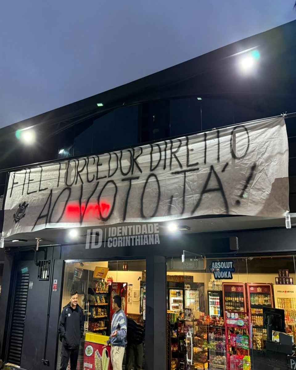IDCorinthiana's tweet image. Já a faixa estendida por torcedor no acesso ao Parque São Jorge, confira tudo em nossa live:

Link: youtube.com/live/kGU_Zgz6Y…

@GustavoFortees / Agência IDC

#Corinthians #VotaçãoDoEstatuto