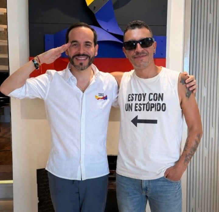Entonces el atembado de Abelardo de la Espriella ni cuenta se dio de que le estaban mamando gallo en esta foto y se puso firme por la patria. 😂😂😂