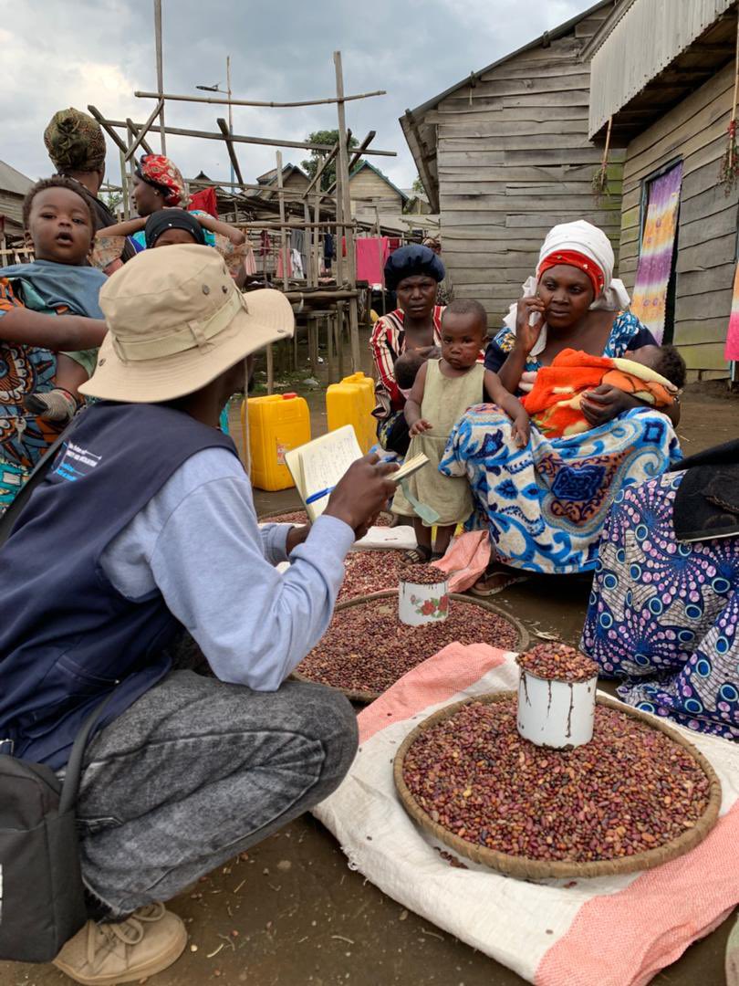 PascalMugaruka's tweet photo. #AfircaReconciled  à travers ses  actions sur le terrain,  rencontrons des #familles, des #femmes et des #jeunes qui portent l’espérance d’un avenir #meilleur. Ces images témoignent de la #force des #communautés rurales, de leur travail quotidien et de leur dignité. Elles rappellent que la #paix et le #développement naissent dans ces échanges simples : #écouter, #dialoguer, #partager.
l’engagement #humanitaire de #AfricaReconciled est de marcher aux côtés de ces #populations, de soutenir leur #résilience et de bâtir ensemble une #société #réconciliée, où chaque geste de #solidarité devient une semence #d’espérance. 
——————-