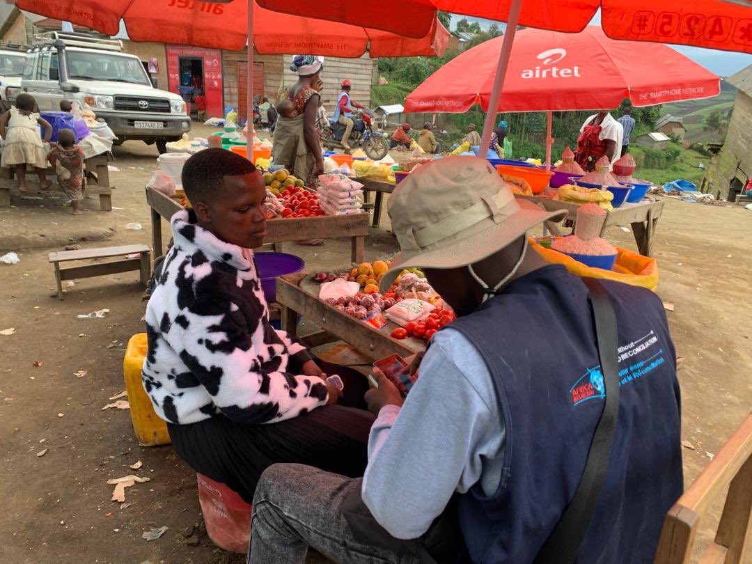 PascalMugaruka's tweet photo. #AfircaReconciled  à travers ses  actions sur le terrain,  rencontrons des #familles, des #femmes et des #jeunes qui portent l’espérance d’un avenir #meilleur. Ces images témoignent de la #force des #communautés rurales, de leur travail quotidien et de leur dignité. Elles rappellent que la #paix et le #développement naissent dans ces échanges simples : #écouter, #dialoguer, #partager.
l’engagement #humanitaire de #AfricaReconciled est de marcher aux côtés de ces #populations, de soutenir leur #résilience et de bâtir ensemble une #société #réconciliée, où chaque geste de #solidarité devient une semence #d’espérance. 
——————-