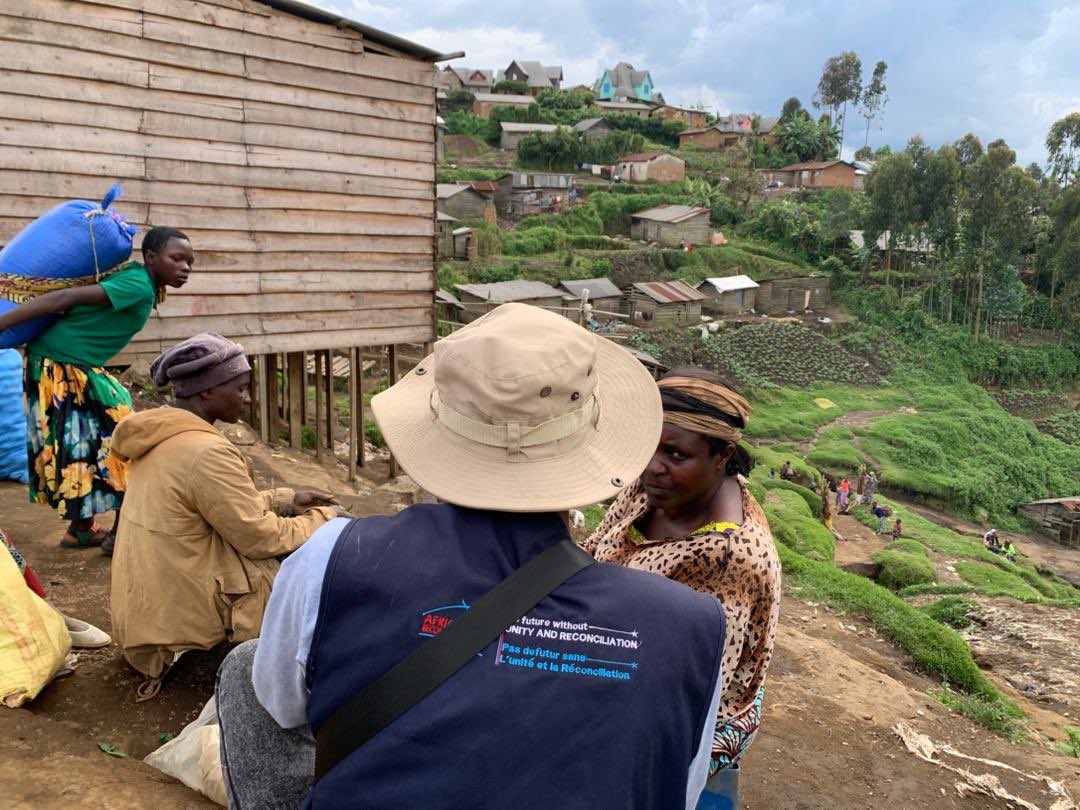 PascalMugaruka's tweet photo. #AfircaReconciled  à travers ses  actions sur le terrain,  rencontrons des #familles, des #femmes et des #jeunes qui portent l’espérance d’un avenir #meilleur. Ces images témoignent de la #force des #communautés rurales, de leur travail quotidien et de leur dignité. Elles rappellent que la #paix et le #développement naissent dans ces échanges simples : #écouter, #dialoguer, #partager.
l’engagement #humanitaire de #AfricaReconciled est de marcher aux côtés de ces #populations, de soutenir leur #résilience et de bâtir ensemble une #société #réconciliée, où chaque geste de #solidarité devient une semence #d’espérance. 
——————-