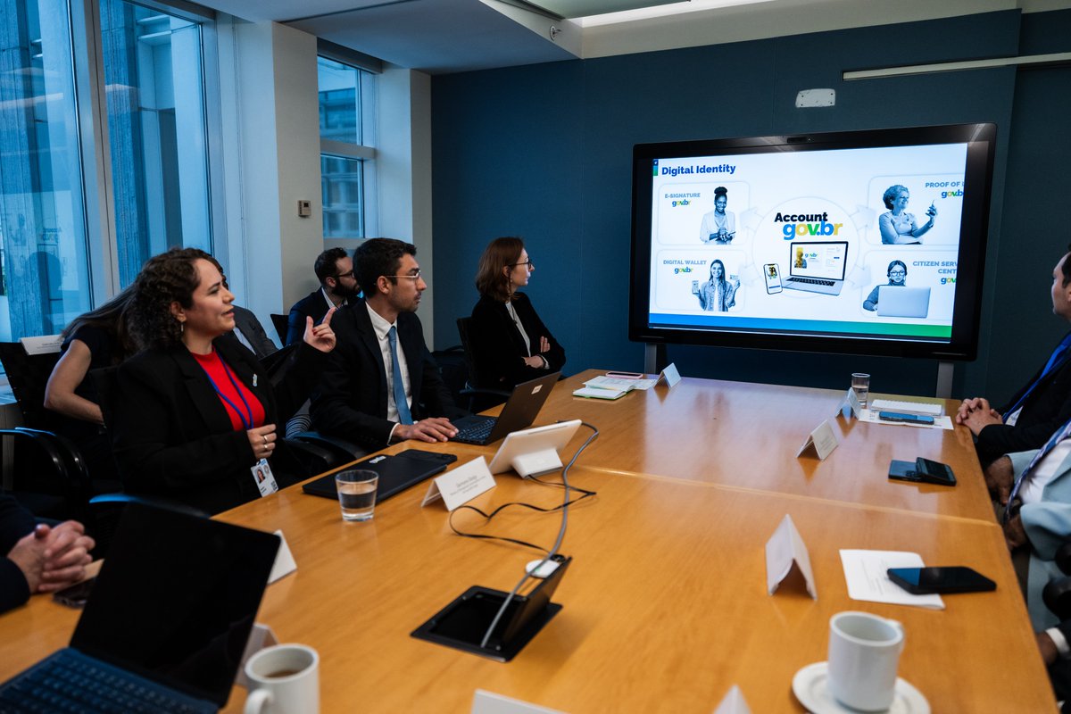 OEA_Democracia's tweet photo. En América Latina y el Caribe 🌎, la identidad digital regional ya no es una idea del futuro, está pasando ahora.

En las #SpringMeetings del @BancoMundial, avanzamos en el escalamiento de #IdLAC: identidad digital transfronteriza para que estudiar, viajar, acceder a la salud o comerciar entre países sea más simple y seguro.

✅12 países se comprometieron a trabajar en la evolución del software IdLAC.
✅Este mecanismo de reconocimiento mutuo de identidades digitales ya permite acceder a 300 servicios digitales.
✅Se espera que en 2027 haya al menos 5 trámites transfronterizos asociados a este proceso.
✅El foco está en casos de uso reales: salud, educación, comercio, migración.

Más info: https://t.co/eqtATDWRy8

La @redgealc está formada por las agencias de gobierno digital de todos los países miembros de la @OEA_oficial. Este proyecto, iniciado con apoyo del @el_BID, recibió en 2025 el aporte del @WorldBankGroup y de @LetsCoDevelop, renovado para 2026-2027.