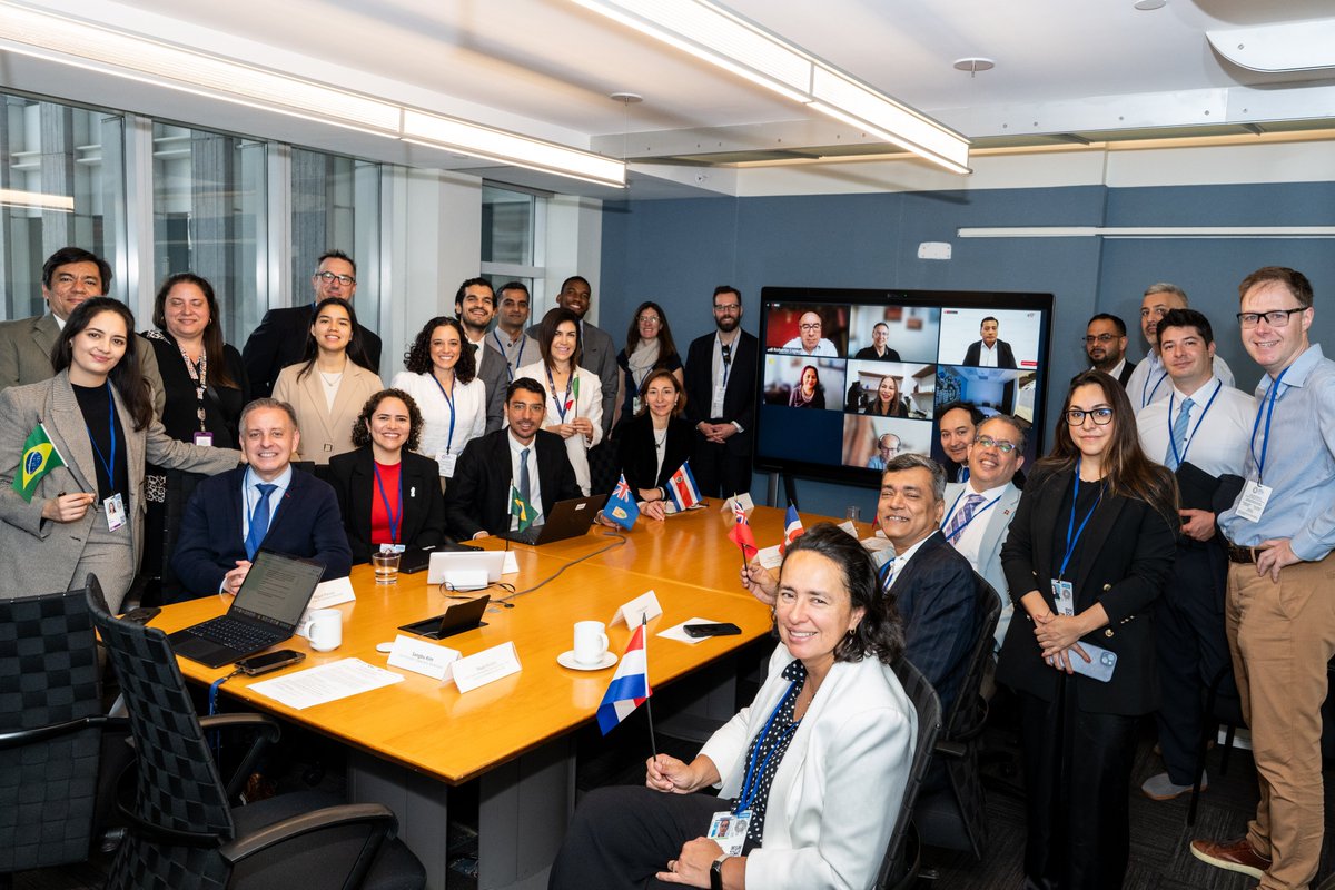 OEA_Democracia's tweet photo. En América Latina y el Caribe 🌎, la identidad digital regional ya no es una idea del futuro, está pasando ahora.

En las #SpringMeetings del @BancoMundial, avanzamos en el escalamiento de #IdLAC: identidad digital transfronteriza para que estudiar, viajar, acceder a la salud o comerciar entre países sea más simple y seguro.

✅12 países se comprometieron a trabajar en la evolución del software IdLAC.
✅Este mecanismo de reconocimiento mutuo de identidades digitales ya permite acceder a 300 servicios digitales.
✅Se espera que en 2027 haya al menos 5 trámites transfronterizos asociados a este proceso.
✅El foco está en casos de uso reales: salud, educación, comercio, migración.

Más info: https://t.co/eqtATDWRy8

La @redgealc está formada por las agencias de gobierno digital de todos los países miembros de la @OEA_oficial. Este proyecto, iniciado con apoyo del @el_BID, recibió en 2025 el aporte del @WorldBankGroup y de @LetsCoDevelop, renovado para 2026-2027.