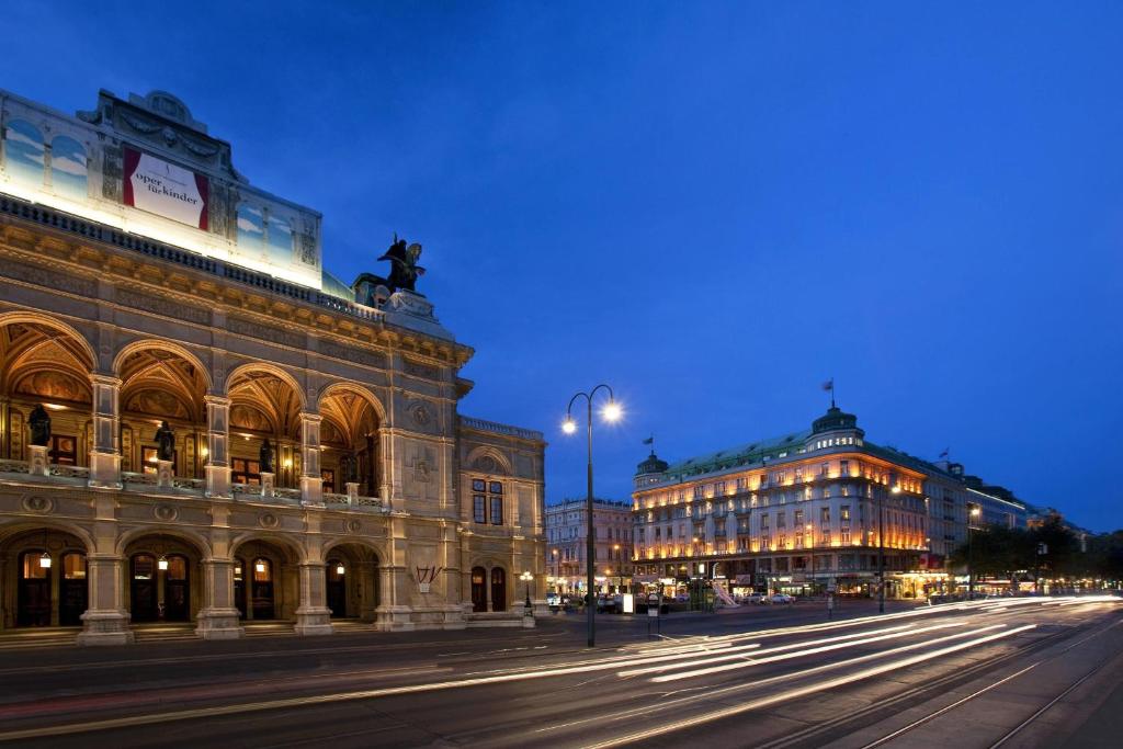 euro_tour's tweet image. ❤泊まってみたい『🇦🇹オーストリアの #豪華ホテル✨』
➡euro-tour.co.jp/luxury-hotel/a…
ウィーン「ホテル・ブリストル」　ウィーン国立歌劇場の真向かい。貴重な19世紀末のアンティークと最新技術が調和しています。併設レストランではオーストリア料理と各国料理を楽しめます♪ #Wien #Vienna