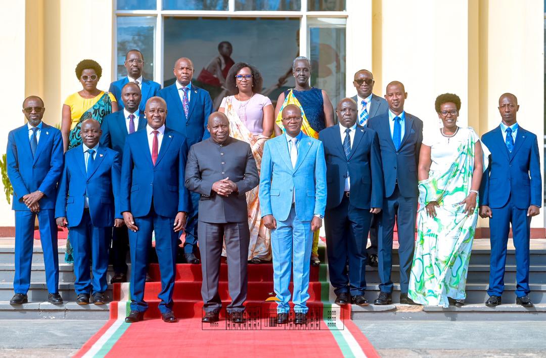 NtareHouse's tweet image. Photo de famille du Gouvernement #Burundi -ais, après prestation de serment de 3 nouveaux ministres ayant respectivement dans leurs attributions les infrastructures, la santé publique et la communication &amp;amp; médias