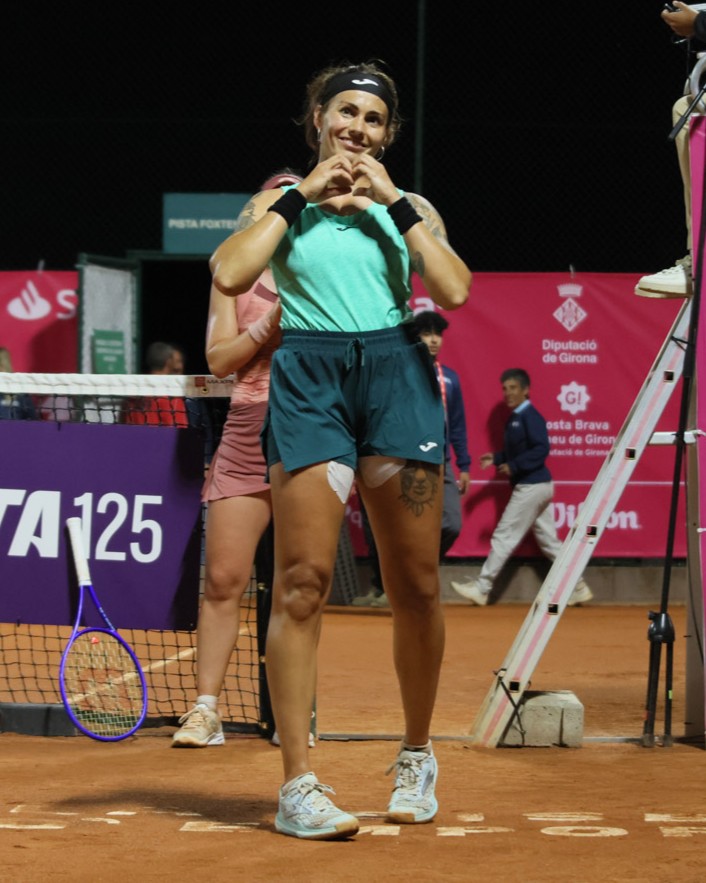 RFETenis's tweet image. Un partido muy especial 🫂

Bassols termina con el camino de Bolsova en el cuadro individual venciendo por 6-3 7-6(7) en segunda ronda del #WTA 125 de La Bisbal d’Empordà

ℹ️ Mañana, juntas a por el cuadro de dobles en el último torneo de Ali ❤️‍🩹

📸 Catalonia Open Solgironès