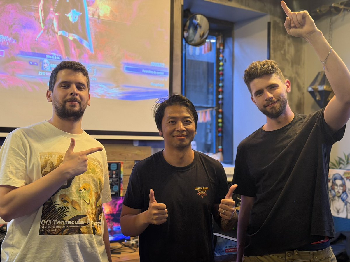 Beatby44's tweet photo. Mardi 28, c’était l’avant-dernière étape du Nantes Pro Tour ! 🥊🔥

Notre magnifique top 8 ✨

🥇 @Cuongster
🥈 @mwouisman
🥉 @GabrielGuellaz
4️⃣ Wolfang
5️⃣ @BB44Osu 
5️⃣ @JBLCillu
7️⃣ @NakimAmura 
7️⃣ @GwenRoc

Merci au @GameOver_nantes pour l’accueil 👾

Bracket &amp; photos ⬇️ https://t.co/lWvTLbkZyM