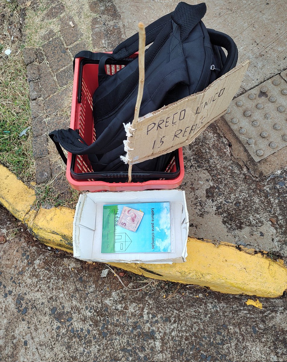 Hoje, não teve livro vendido na rua, mas, teve 5 reais pra caixinha. Agradeço.
