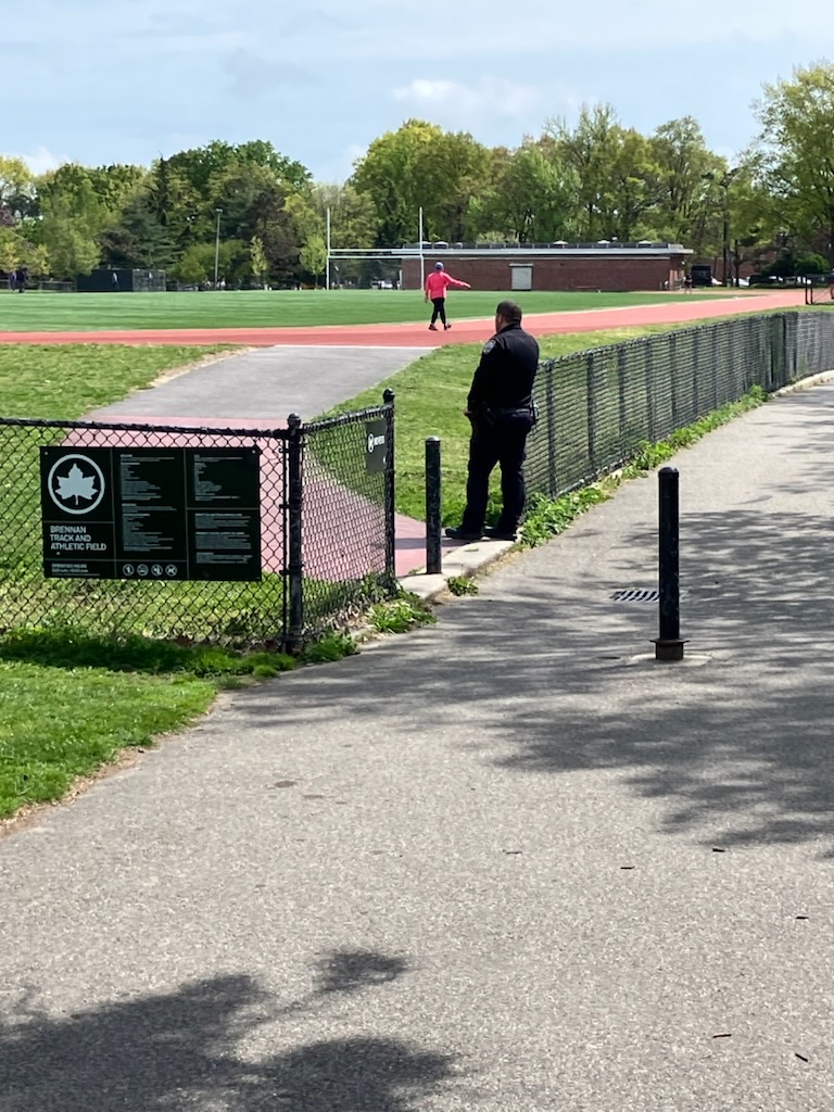 NYPD104Pct's tweet image. Our Community Affairs and Auxiliary officers have been at local parks, engaging with residents about the significance of pedestrian and traffic safety!

#visionzero