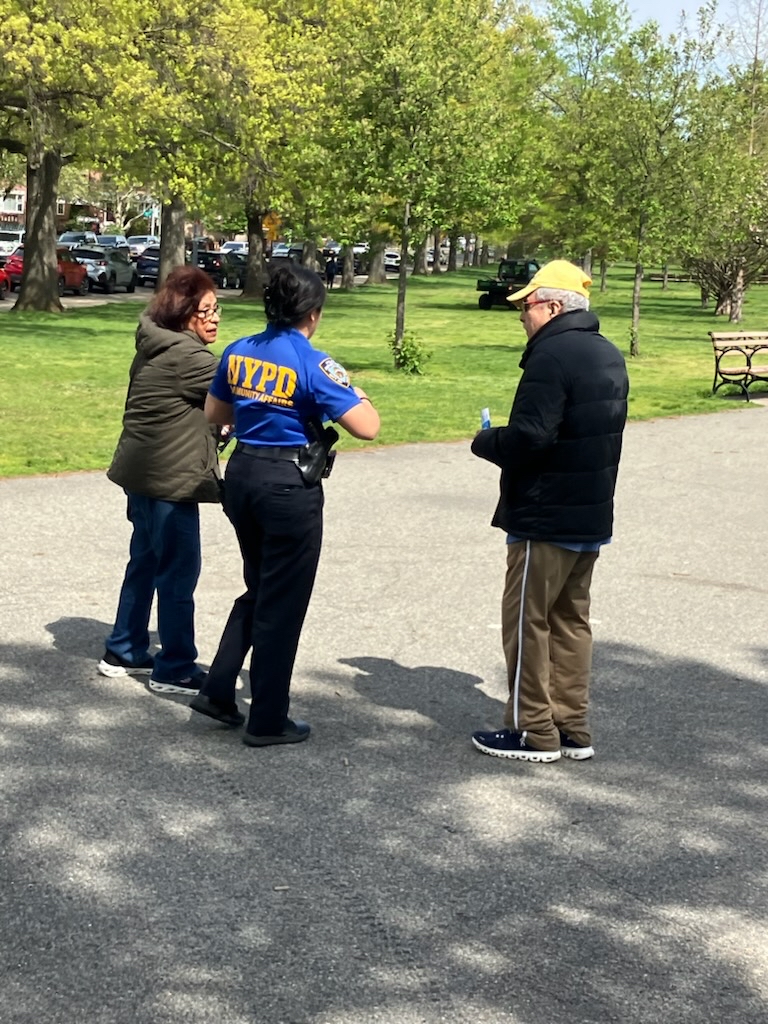 NYPD104Pct's tweet image. Our Community Affairs and Auxiliary officers have been at local parks, engaging with residents about the significance of pedestrian and traffic safety!

#visionzero