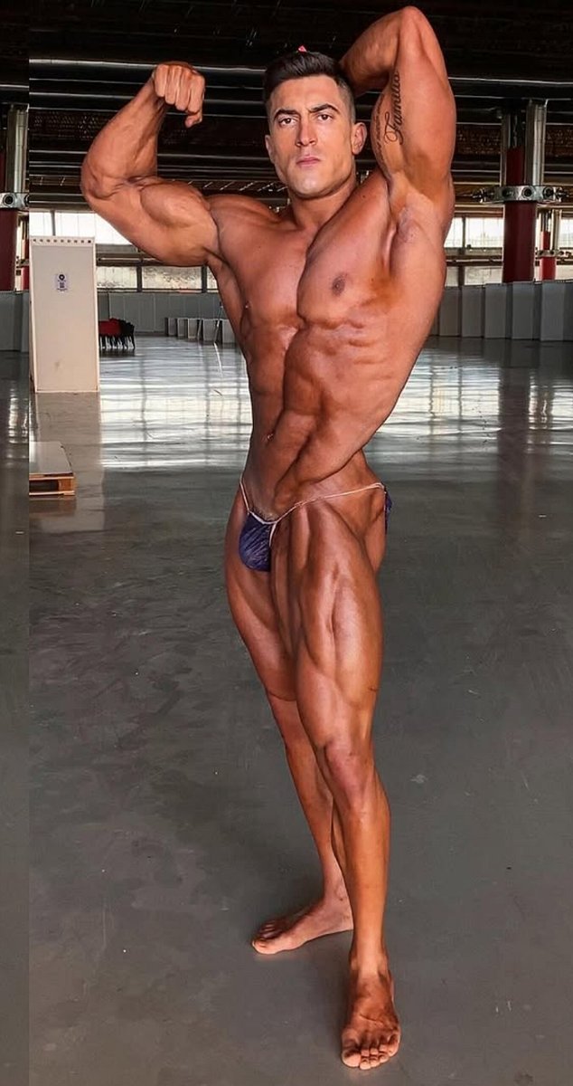 BodybuildersHOT's tweet photo. 💪 JORGE TABET
👊 https://t.co/J9p1pAtlRf

#bodybuildingbackstage #bodybuilding #backstage #nakedbodybuilder #bodybuildingtan #protan #bodybuilder #naked #nakedposing #tanningsession #nakedtanning #tanning #ifbbpro #nakedmuscles #muscles #wfbbpro https://t.co/9B6xK2AAU7