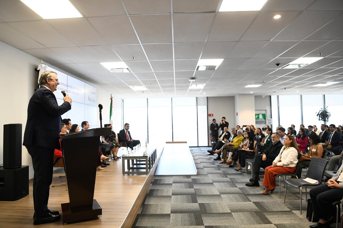 ivan_escalante's tweet photo. Asistimos a la presentación de la consulta del Programa Institucional 2026-2030 de la Comisión @AntimonopolioMX, el cual busca defender el derecho de la población a acceder a bienes y servicios de manera justa, promover el desarrollo regional y reducir la desigualdad en mercados prioritarios y estratégicos. 
¡Mucho éxito a las y los comisionados, y a quienes van a participar en los foros!