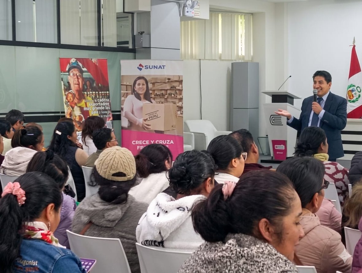 SUNATOficial's tweet photo. 📢 #EmprenderExportando 🫱🏾🫲🏿 visitó Huancayo.
El programa de formalización de la #Sunat impulsa el desarrollo de las mypes con asistencia técnica especializada y acompañamiento de nuestros profesionales en la ruta de la exportación a mercados globales. https://t.co/cBCC10CwYT