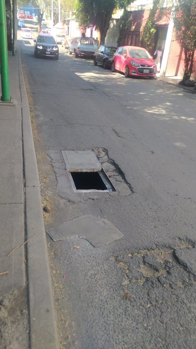 adrixcc4's tweet photo. @TlalpanAl  frente al número 58 de Callejón el Sabino hay un registro abierto, es peligroso por el paso de niños a las primarias https://t.co/nKkKpfjhMx
