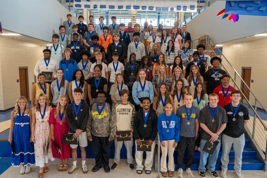 SpartanburgD5's tweet photo. Hard work in the classroom ππ + dedication on the playing field β½ππ₯ = success π― Congrats to 83 Scholar Athletes from the Byrnes High Class of 2026! π Weβre proud of your excellence on and off the field ππ» #WeAreD5 https://t.co/iahxYkGibI