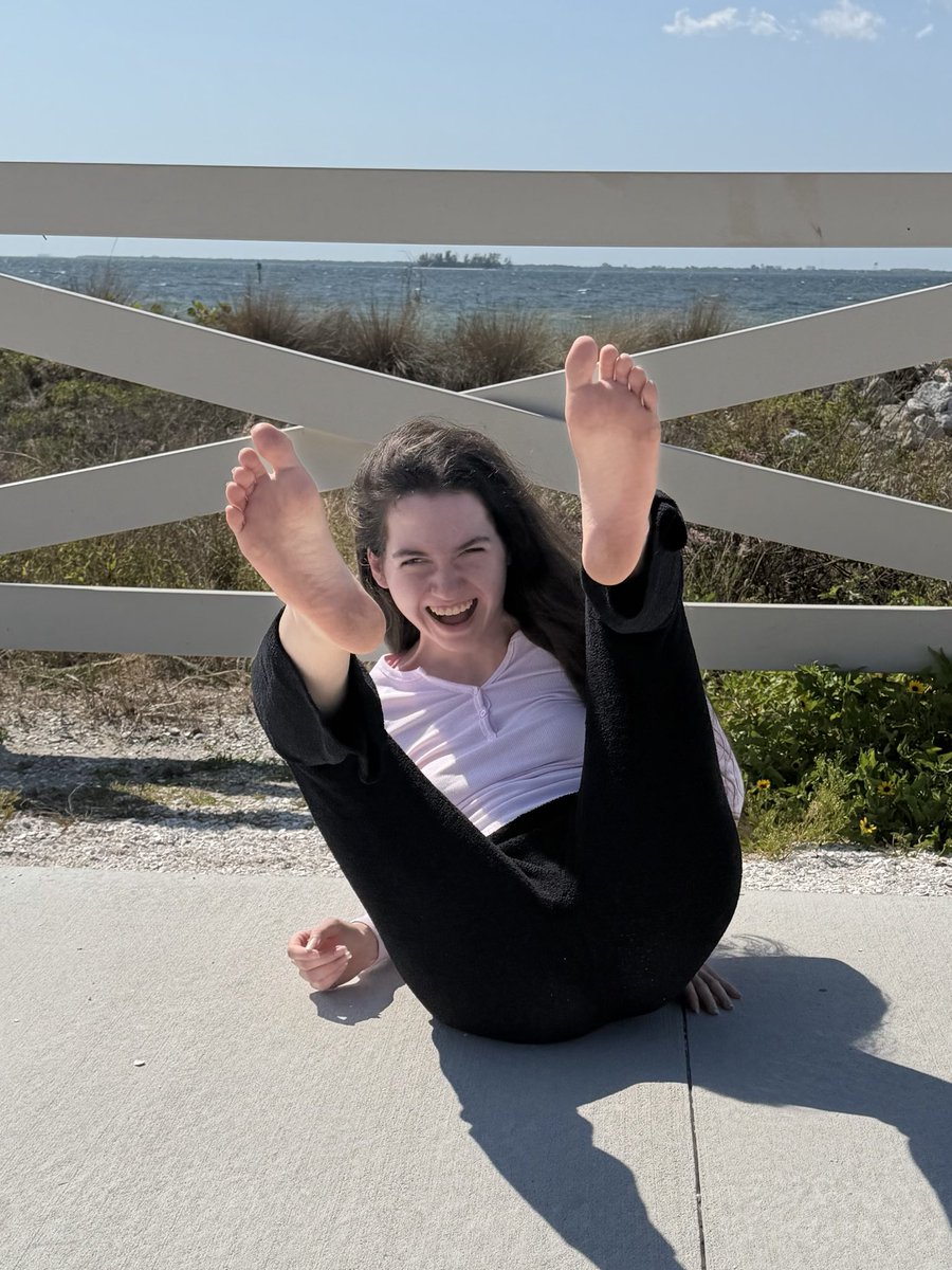 lexiqueenbeef's tweet photo. I couldn’t stop nervous laughing….. @rt_feet https://t.co/gWNqAMNGrd