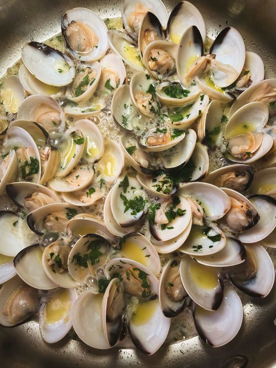 wegotdathome's tweet image. Throwback to the first meal to bring in the new year! Clams in a white wine sauce. Video to follow! #clams #newyear #mealideas #easymeals #budgetfriendly