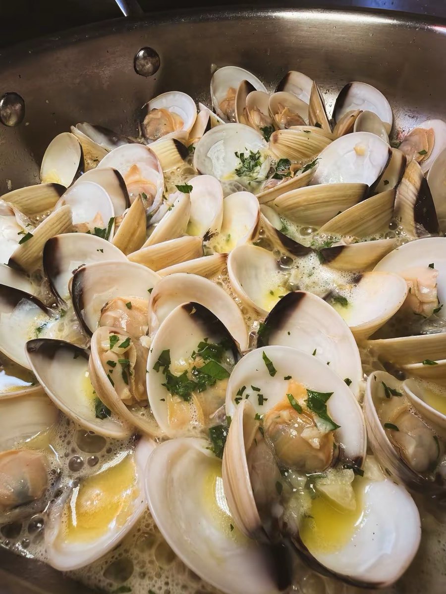wegotdathome's tweet image. Throwback to the first meal to bring in the new year! Clams in a white wine sauce. Video to follow! #clams #newyear #mealideas #easymeals #budgetfriendly