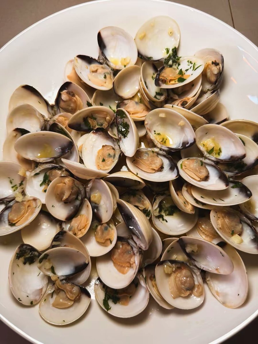 wegotdathome's tweet image. Throwback to the first meal to bring in the new year! Clams in a white wine sauce. Video to follow! #clams #newyear #mealideas #easymeals #budgetfriendly