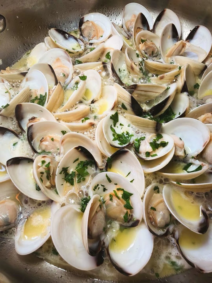 wegotdathome's tweet image. Throwback to the first meal to bring in the new year! Clams in a white wine sauce. Video to follow! #clams #newyear #mealideas #easymeals #budgetfriendly