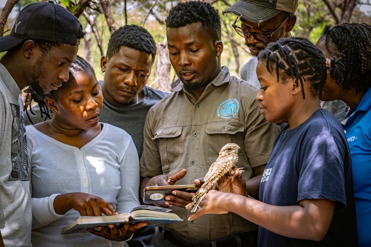 GorongosaPark's tweet photo. “Desde o início, nunca se tratou apenas da vida selvagem; o nosso objectivo é restaurar e proteger dois milhões de hectares de biodiversidade, criando uma prosperidade duradoura para as pessoas que aqui vivem”.
       — Greg Carr, Fundador, Projecto de Restauração da Gorongosa https://t.co/v7fV46AKJm
