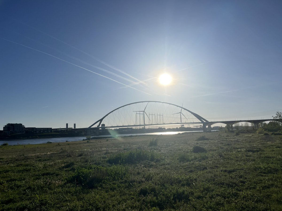 HaroldBastiaans's tweet image. Hij stond er weer mooi bij vanavond #oversteek #Nijmegen