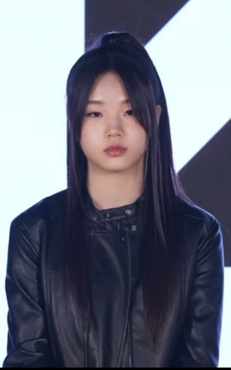 waiting for ahyeon 🧸 tweet media