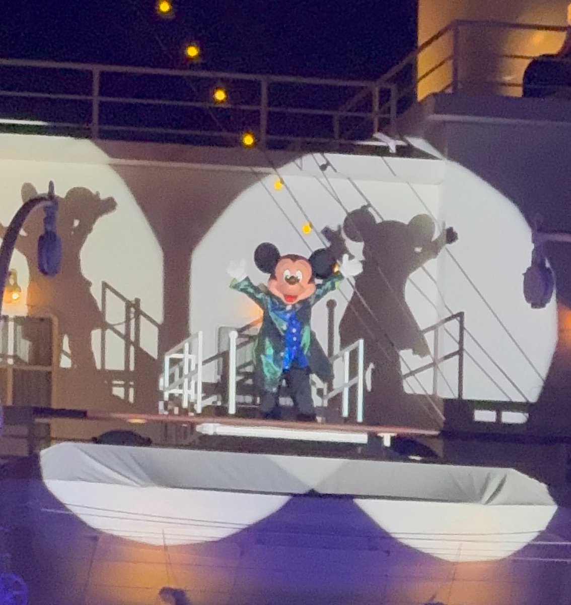 ろいなな tweet media