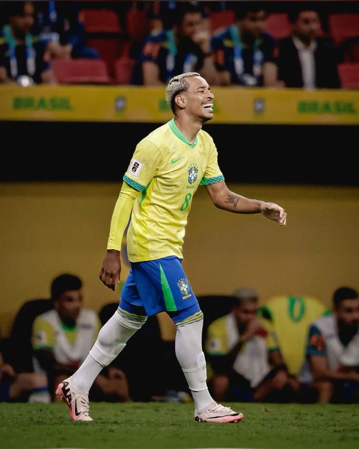 É no mínimo curioso o Matheus Pereira não ter tido sequência na seleção Brasileira.

Ele é a definição de camisa 10.

Meia clássico, raçudo e que chama o jogo pra si.

E é decisivo SIM!

É por muito um dos melhores jogadores do continente e cairia como uma luva na amarelinha.